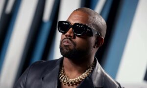 Una exasistente de Kanye West lo demanda por acoso sexual e incumplimiento de contrato