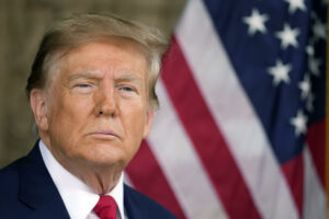El ideólogo de migración de Trump asegura que los demócratas esconden una invasión