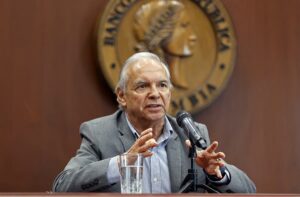 Gobierno colombiano congela parte de presupuesto público por caída en recaudo de impuestos