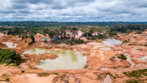 Militares destruyen un campamento dedicado a la minería ilegal en la Amazonía