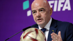 Infantino califica como «un paso positivo» las condenas por insultos racistas a Vinícius