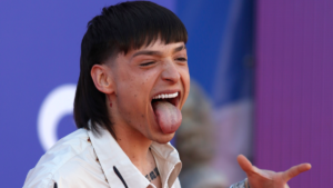 Peso Pluma se fracturó un pie mientras cantaba en un festival en Nueva York