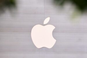 Acciones de Apple se disparan un 7 % tras el anuncio de su propia Inteligencia Artificial