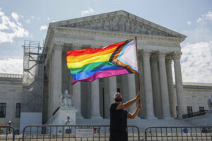 Juez frena política de Biden de protección a estudiantes LGBTI en 4 estados republicanos