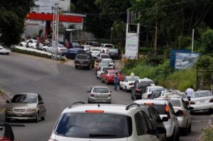 Gobierno implementará un sistema de citas para repostar y reducir colas en gasolineras