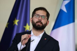 Boric exige a Milei la retirada de unos paneles militares que traspasaron la frontera