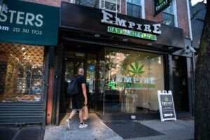 Nueva York ha cerrado más de 500 tiendas ilegales de cannabis en un mes