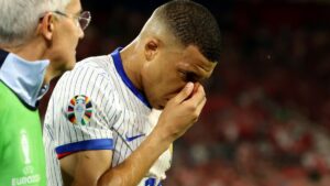 Mbappé corre al margen, dispara y aún es duda