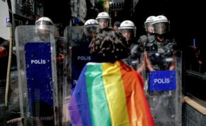 Turquía bloquea distritos para impedir la marcha del Orgullo LGTB