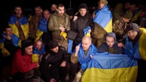 Ucrania y Rusia intercambian 180 prisioneros de guerra con la mediación de Emiratos