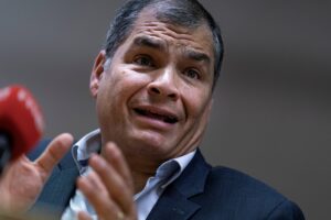 Rafael Correa ve con «alegría» e «indignación» la liberación de Julian Assange