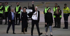 Assange renuncia a hablar a su regreso a Australia y su esposa pide «tiempo» y «espacio»