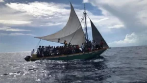 Al menos 118 migrantes haitianos llegan en un barco de vela a Los Cayos de Florida