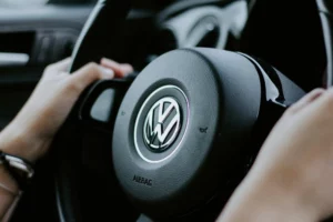 Inversión de Volkswagen dispara hasta un 36,5 % las acciones del fabricante Rivian