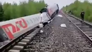 Aumenta el número de víctimas del descarrilamiento de un tren de pasajeros en Rusia