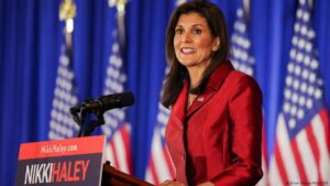 Nikki Haley insta a los republicanos a prepararse para un «sustituto más joven» de Biden
