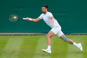 Djokovic, mucha rodilla y mucho rodillo