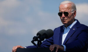 Biden propone regla para proteger a 36 millones de trabajadores expuestos al calor extremo