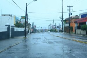 Jamaica mantiene el toque de queda en toda la isla por el paso del huracán Beryl