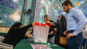  Iraníes acuden a votar en la segunda vuelta de las elecciones presidenciales