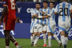 Messi celebra una final más «en canchas muy malas y contra equipos muy duros