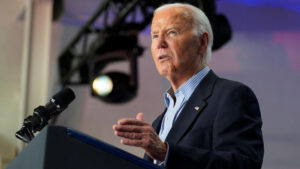 Nancy Pelosi sugiere que Biden debería repensar su candidatura a la reelección