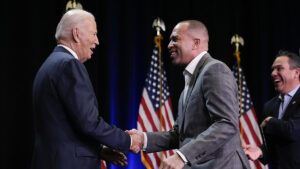 Biden se reúne con el líder demócrata en la Cámara Baja