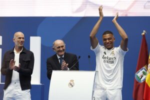 Ancelotti da la bienvenida a Mbappé en Valdebebas
