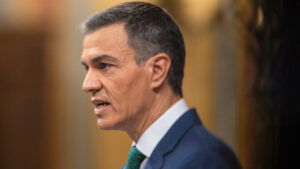«Todo el rato hablando»: Sánchez interrumpe su discurso y se queja de los diputados del PP