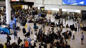 Las aerolíneas reanudan gradualmente sus servicios tras el fallo informático mundial