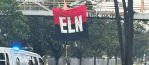 Instalan una bandera del ELN en un puente peatonal de Bogotá