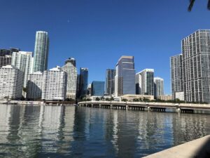 Alto costo de vida en Miami obliga a muchos a tener varios trabajos para subsistir
