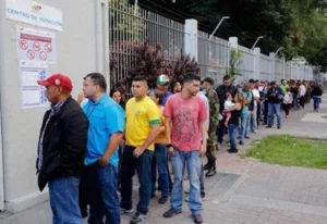 Centros de votación de Caracas registran masiva asistencia de electores