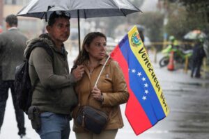 Venezolanos en Bogotá votan bajo la lluvia, con esperanza de democracia