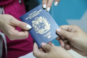 Venezolanos en Lima acuden en masa a su consulado para recoger pasaportes