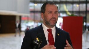 Yván Gil califica de “estafa” a MOE Colombia por reconocer a Edmundo González como ganador 