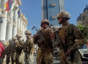 Arce plantea transformar las Fuerzas Armadas de Bolivia para evitar alzamientos militares