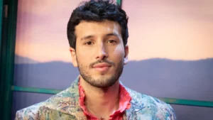 Sebastián Yatra entrega beca de la fundación Latin Grammy a contrabajista cubano