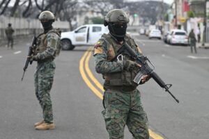 Presidente de Ecuador dispone toque de queda en veinte municipios para reforzar seguridad
