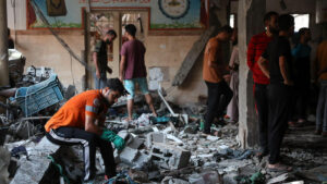 Más de cien muertos y decenas de heridos en un ataque israelí contra una escuela en Gaza