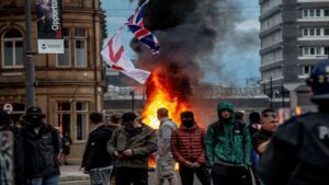 La Fiscalía británica estudia endurecer las penas de cárcel a manifestantes
