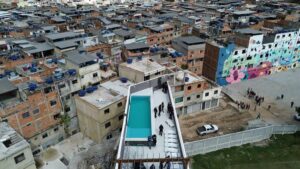 Derriban una urbanización de lujo en una favela de Río construida con dinero del narco