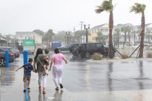 Tormenta Ernesto se fortalece en su ruta hacia Puerto Rico tras azotar Caribe oriental