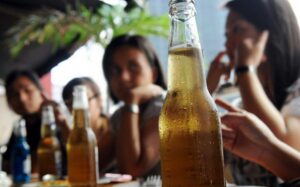 Cuatro de cada 10 adultos mexicanos consumen de forma excesiva alcohol