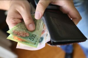 Salarios en Argentina crecieron un promedio del 84,3 % en el primer semestre de 2024