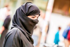 Jefe de Policía de Irán afirma que continuará con la campaña para reimponer el velo