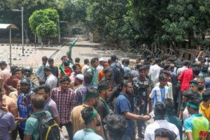 Ejército de Bangladés dio cobijo a cientos de policías y políticos tras huida de Hasina