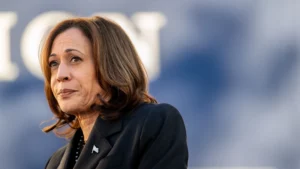 Campaña de Harris lanza un canal en WhatsApp para llegar a los votantes latinos
