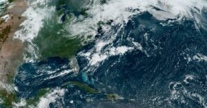 Huracán Ernesto se convierte en un ciclón postropical en el extremo norte del Atlántico