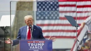 Trump reaparece en un mitin de campaña protegido por cristales antibalas